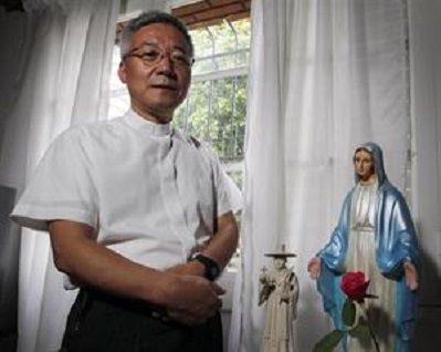 Han Lim Moon posa davanti ad una statuetta della Madonna e una seconda di San Andrés Kim, primo sacerdote coreano. FOTO NACION-Emiliano Lasalvia