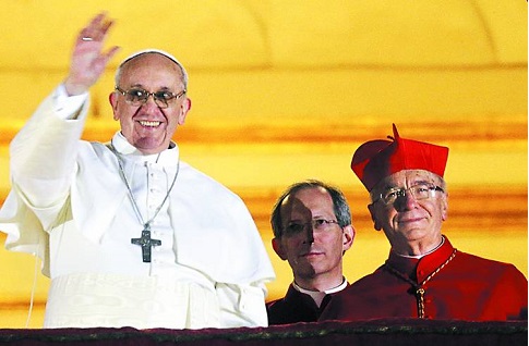 Loggia delle Benedizioni, ore 20,21. Il cardinale Claudio Hummes di fianco a Papa Francesco