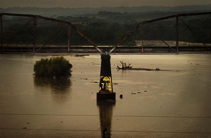 Romero dipinto su un pilone di un ponte ferroviario. Foto archivio El Faro