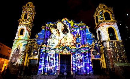 Una foto suggestiva della Cattedrale di L’Avana su cui viene proiettata la Madonna con il bambino/Foto Roberto Chile