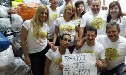José Ignacio Bergoglio mostra un cartello con la scritta: “Francesco, il nord ti aspetta”