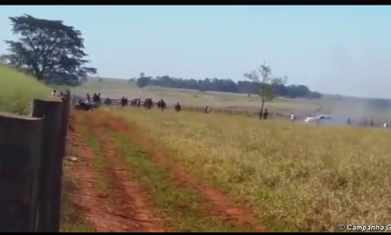 SICARI CONTRO INDIOS. Nuovo attacco a una comunità guarani in Brasile, ultima di una serie di intimidazioni violente alla tribù. L’assalto documentato in un video