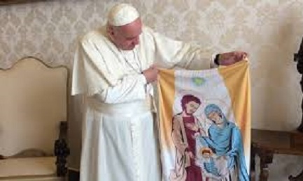 Il Papa mostra la “balconera” con la Natività che verrà esposta in Uruguay