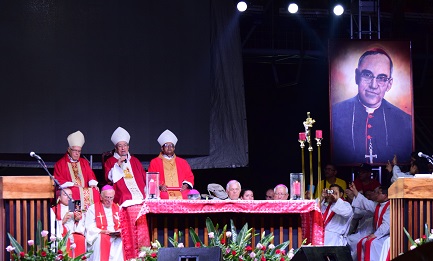 Il cardinal Maradiaga celebra una messa per il beato Romero (Foto Francisco Rubio)