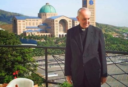 Bergoglio cardinale, con alle spalle il santuario di Aparecida, in Brasile