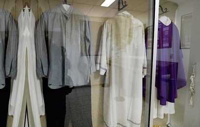 La camicia e la tonaca insanguinate che indossava monsignor Romero il giorno dell’uccisione (Foto dell’autore)