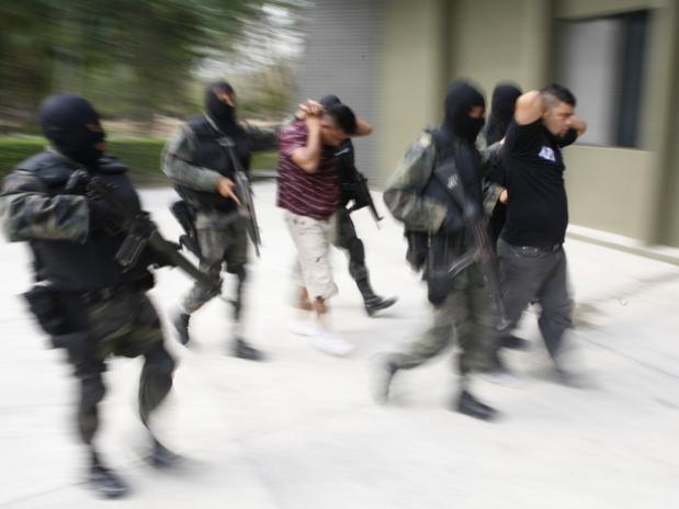 LA GUERRA DELLA DROGA? COLPA DEGLI STATI UNITI. Alla vigilia del viaggio di Obama in Messico una inchiesta rivela il pensiero dei messicani sulla narcoviolenza che fa strage nel loro paese LA GUERRA DELLA DROGA? COLPA DEGLI STATI UNITI. Alla vigilia del viaggio di Obama in Messico una inchiesta rivela il pensiero dei messicani sulla narcoviolenza che fa strage nel loro paese