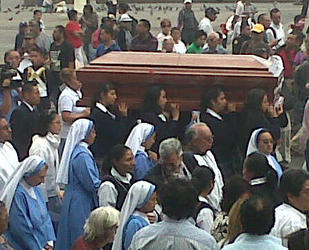 CAMBIANO DI POSTO I RESTI DEL VESCOVO GERARDI. Dalla cattedrale di Città del Guatemala alla chiesa in cui venne assassinato CAMBIANO DI POSTO I RESTI DEL VESCOVO GERARDI. Dalla cattedrale di Città del Guatemala alla chiesa in cui venne assassinato