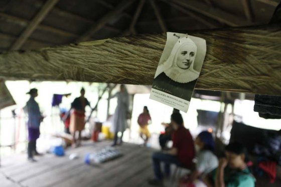 Una foto di madre Laura Montoya appesa al tetto di una capanna indigena