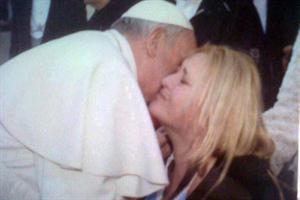 Il momento dell’incontro tra papa Francisco e Carolina Balbuena il 10 aprile 2013