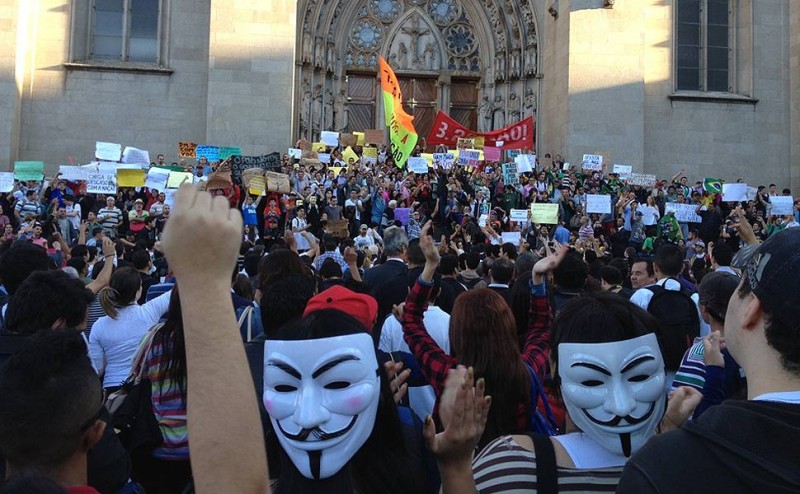 COLTI DI SORPRESA, CON IL PAPA IN ARRIVO. Ci si interroga sulle ricadute che potranno avere le proteste sociali sui grandi appuntamenti delle prossime settimane in Brasile