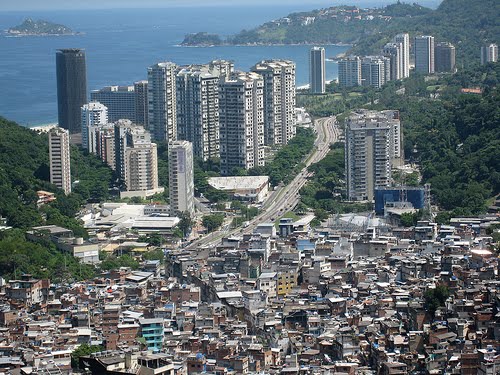 BOOM DEL CONSUM0 NELLE FAVELAS DEL BRASILE. L’89% dei residenti ha un cellulare, il 40% un computer… BOOM DEL CONSUM0 NELLE FAVELAS DEL BRASILE. L’89% dei residenti ha un cellulare, il 40% un computer…