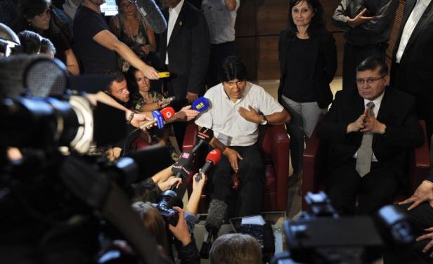 L’AMERICA LATINA SI SCHIERA CON MORALES. C`è chi parla di “intollerabile umiliazione” ma qualcuno invoca ritorsioni L’AMERICA LATINA SI SCHIERA CON MORALES. C`è chi parla di “intollerabile umiliazione” ma qualcuno invoca ritorsioni