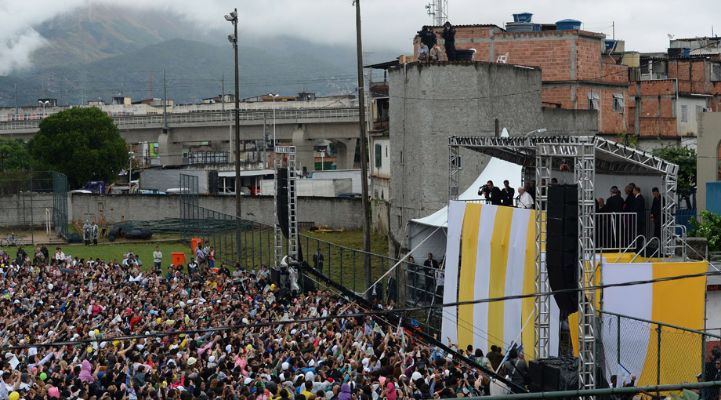 DUE ASSEGNI A FAVELADOS E TOSSICODIPENDENTI. Li ha consegnati il Papa durante la visita alla favela Varginha e all’ospedale San Francesco