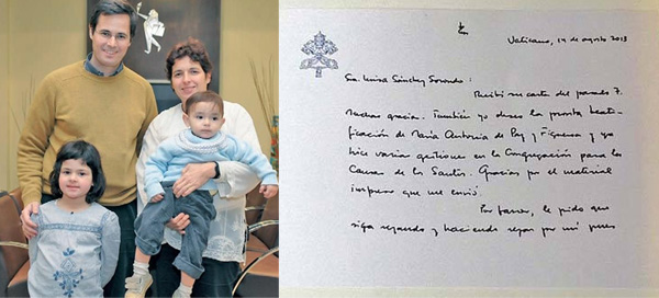 Luisa Sánchez Sorondo, discendente di “Mama Antula” con il marito e i figli. Di fianco la lettera manoscritta del Papa