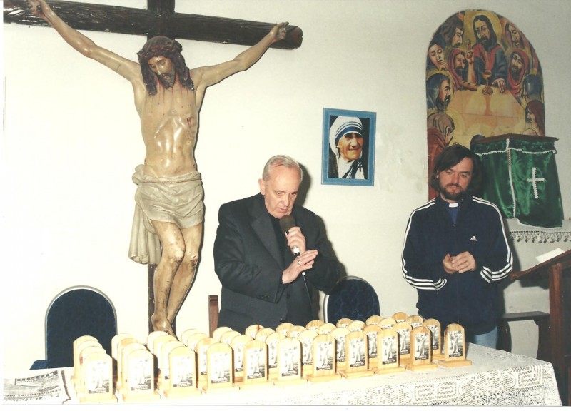 Jorge Bergoglio con padre Pepe mentre benedice le immagini per una missione nella parrocchia Virgen de los Milagros de Caacupé, nella baraccopoli 21-24 (anno 2002). Foto cortesia della Editorial Sudamericana, pubblicate nel libro "Pepe. El cura de la villa”, Buenos Aires agosto 2013