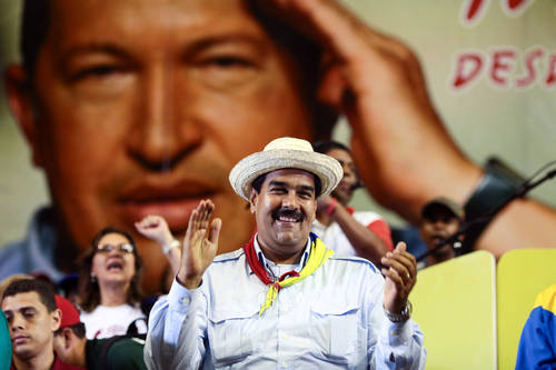 Maduro davanti alla gigantografia di Chavez