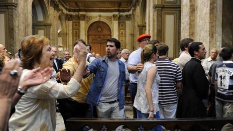 I LEFEBVRIANI ALZANO IL TIRO. Il superiore della Fraternità San Pio X dell’America del Sud giustifica gli incidenti nella cattedrale di Buenos Aires