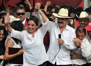 IL RITORNO DEGLI ZELAYA. La moglie del deposto presidente dell’Honduras si accinge a rimpiazzare il marito cacciato con un golpe civico-militare nel 2009 IL RITORNO DEGLI ZELAYA. La moglie del deposto presidente dell’Honduras si accinge a rimpiazzare il marito cacciato con un golpe civico-militare nel 2009