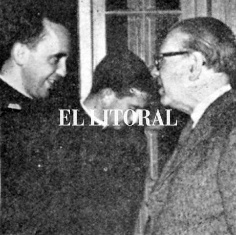 Bergoglio y Borges en 1965, cuando el escritor fue invitado a hablar a los alumos del profesor Jorge Mario Bergoglio. Foto “El Litoral”/Santa Fé