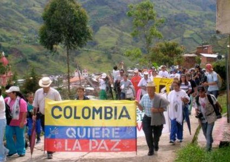 DIALOGHI DI PACE IN COLOMBIA. Due terzi della popolazione appoggia il negoziato governo-FARC DIALOGHI DI PACE IN COLOMBIA. Due terzi della popolazione appoggia il negoziato governo-FARC