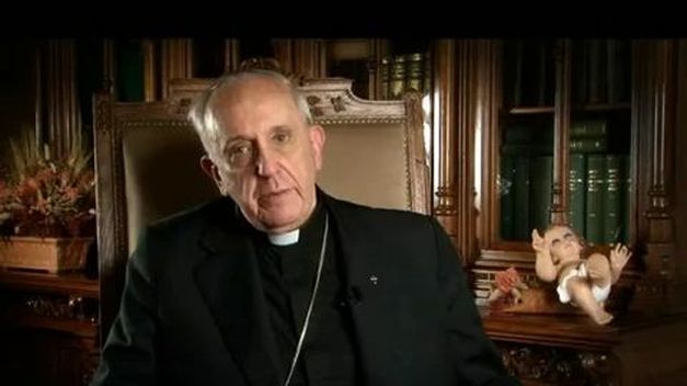 Bergoglio mentre pronuncia il messaggio natalizio del 2012