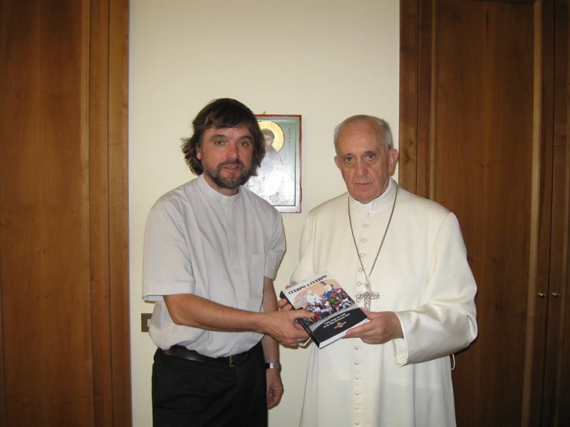 Agosto de 2013. Pepe di Paola le entrega "Cuerpo a cuerpo" a papa Francisco