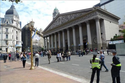 RAPINA IN CATTEDRALE A BUENOS AIRE. Poi gli assaltanti penetrano nell’arcivescovado, sino ad un anno fa residenza di Bergoglio