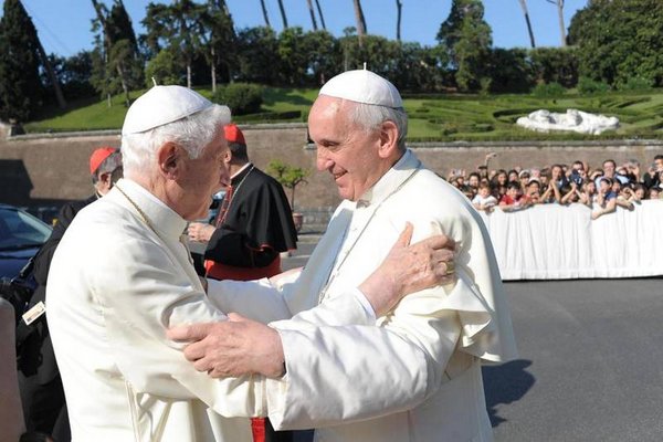 “UN CORAGGIO ENORME, UNA UMILTA’ INFINITA”. Dialogo con Bergoglio dieci minuti dopo le dimissioni di Benedetto XVI