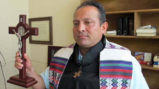 PADRE GOYO CONTRO I TEMPLARI. Il sacerdote messicano che celebra messa con il giubbotto antiproiettile fa il nome di funzionari pubblici legati alla mafia