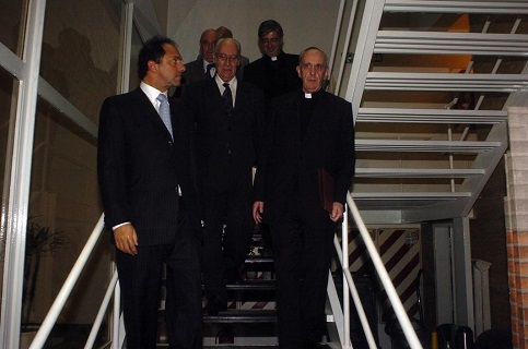 Bergoglio e Methol Ferré (al centro) nel 2007. I cardinale presentò il libro a Buenos Aires. A sinistra anche il governatore Daniel Scioli