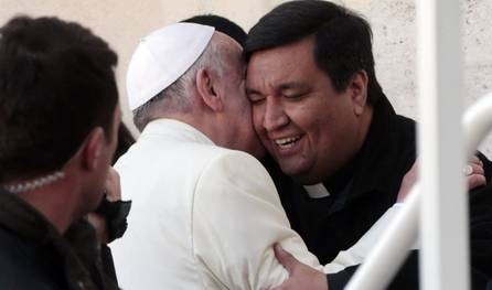 Il sacerdote Fabián Baez sulla papamobile. Foto REUTER