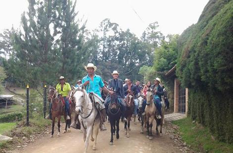Fidel León Cadavid Marín a cavallo con i parrocchiani