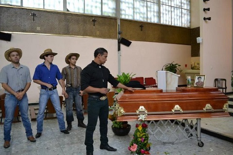 Una scena dal cortometraggio messicano "Hermano narco... ¿Serías capaz de perdonarlo?", che promuove il sacerdote Omar Sotelo
