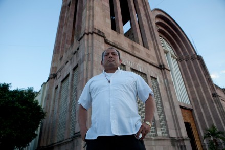 MINACCE A PADRE GOYO. Il prete col giubbotto antiproiettile in viaggio verso Roma, dove resterà per un tempo MINACCE A PADRE GOYO. Il prete col giubbotto antiproiettile in viaggio verso Roma, dove resterà per un tempo