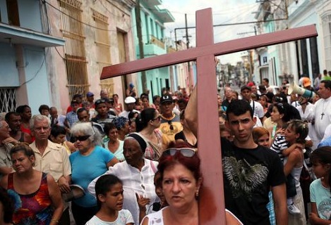 PROCESSIONI CUBANE. Varie Vie Crucis nel centro di l’Avana. E molti partecipanti PROCESSIONI CUBANE. Varie Vie Crucis nel centro di l’Avana. E molti partecipanti