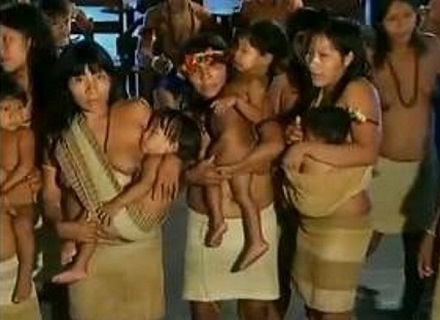 VITTORIA DEGLI AW’A. L’esercito espelle i taglialegna illegali dal teritorio amazzonico occupato dalla tribù indigena VITTORIA DEGLI AW’A. L’esercito espelle i taglialegna illegali dal teritorio amazzonico occupato dalla tribù indigena