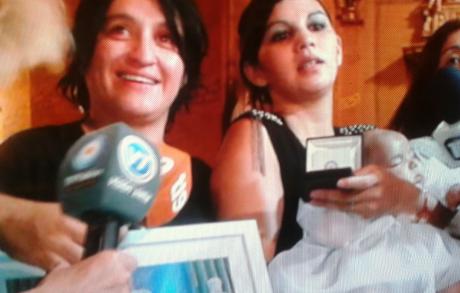 ARGENTINA: BATTEZZATA UMMA AZUL. La madre della piccola, due mesi appena compiuti, convive in situazione di “matrimonio egualitario” ARGENTINA: BATTEZZATA UMMA AZUL. La madre della piccola, due mesi appena compiuti, convive in situazione di “matrimonio egualitario”