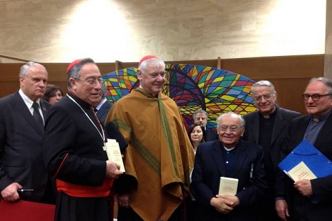 Maradiaga, Muller, Gutierrez con l’esortazione apostolica Evangelii Gaudium in mano