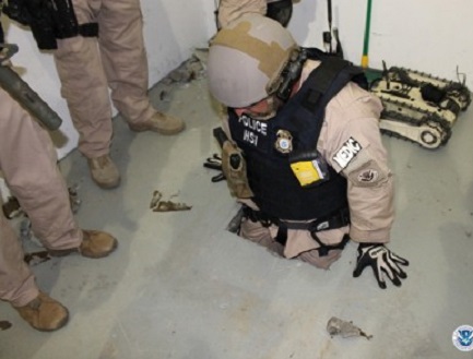 NARCOTUNNEL CINQUE STELLE. Rotaie, treni elettrici, illuminazione e ventilazione. Uniscono la città messicana di Tijuana alla città statunitense di San Diego NARCOTUNNEL CINQUE STELLE. Rotaie, treni elettrici, illuminazione e ventilazione. Uniscono la città messicana di Tijuana alla città statunitense di San Diego