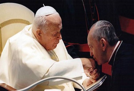 “UNA SERA ANDAI A RECITARE IL ROSARIO CHE GUIDAVA IL SANTO PADRE…” Il ricordo che l’arcivescovo di Buenos Aires scrisse dopo la morte di Giovanni Paolo II