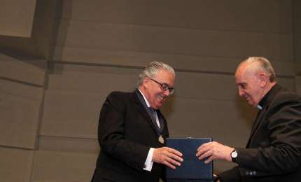 Guzmán Carriquiry riceve il Dottorato honoris causa dalle mani di Bergoglio Gran Cancelliere dell’Università cattolica argentina (marzo 2012)
