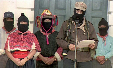 Luglio del 1996, il subcomandante Marcos legge un comunicato durante i negoziati con il governo, a San Andrés Larrainzar. Foto AFP/Oriana Elecabe