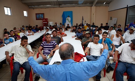 CARNE UMANA PER NARCOS E TRAFFICANTI. Sono le migliaia di adolescenti centroamericani che battono le strade dell’emigrazione