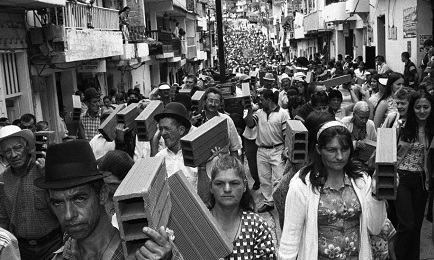 IL CORAGGIO DI FARE LA PACE. Cruciale ballottaggio in Colombia tra Santos e Zuluaga. Quello che c’è in gioco IL CORAGGIO DI FARE LA PACE. Cruciale ballottaggio in Colombia tra Santos e Zuluaga. Quello che c’è in gioco