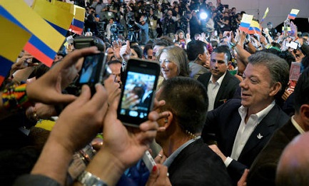 COLOMBIA. POTREBBE ESSERE L’ANNO DELLA PACE. Accelera il negoziato governo-guerriglie dopo la vittoria di Santos. Un mandato per concludere una pace giusta COLOMBIA. POTREBBE ESSERE L’ANNO DELLA PACE. Accelera il negoziato governo-guerriglie dopo la vittoria di Santos. Un mandato per concludere una pace giusta