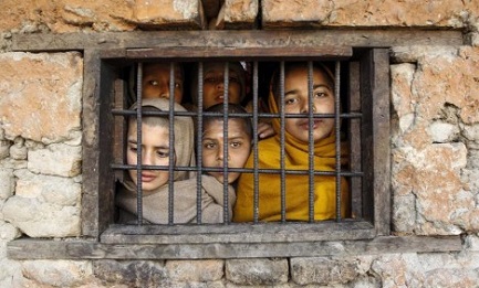 PICCOLI SCHIAVI. Quasi 500 i bambini liberati da una casa-famiglia dello stato messicano di Michoacán. Vivevano in condizioni infraumane PICCOLI SCHIAVI. Quasi 500 i bambini liberati da una casa-famiglia dello stato messicano di Michoacán. Vivevano in condizioni infraumane