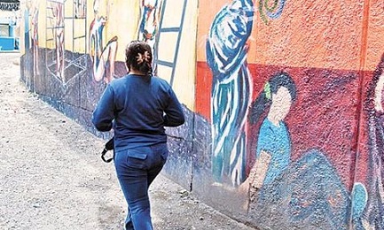 Una detenuta cammina davanti ad un murales. Foto: Héctor Téllez