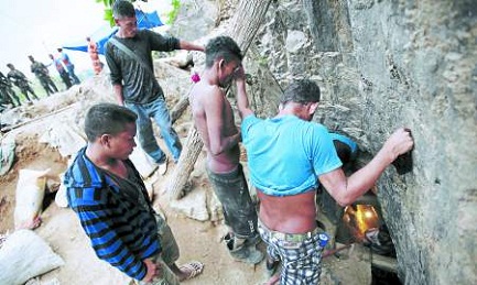 DA MINIERA A CAMPOSANTO. Il crollo, la morte di 8 degli 11 minatori. Il parroco e le famiglie chiedono al governo dell’Honduras di dichiarare il luogo un cimitero DA MINIERA A CAMPOSANTO. Il crollo, la morte di 8 degli 11 minatori. Il parroco e le famiglie chiedono al governo dell’Honduras di dichiarare il luogo un cimitero