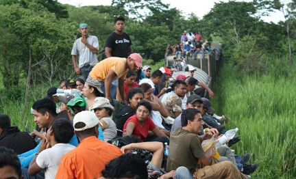 UN ACCORDO PER FERMARE “LA BESTIA”. Più controlli per scoraggiare i migranti che raggiungono il confine aggrappati al treno della morte